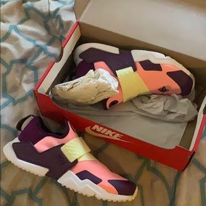 Nike shoes (BRAND NEW)